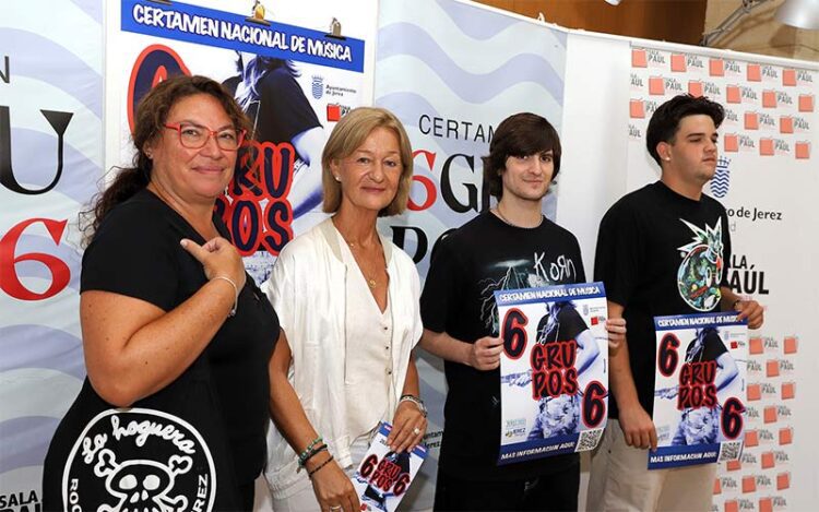 Presentando el cartel del concurso junto a los últimos ganadores / FOTO: Ayto.