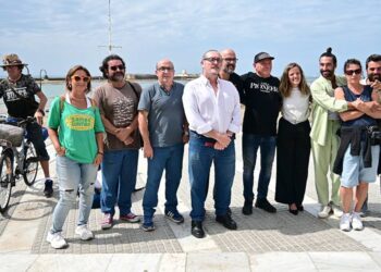 El director de La Fura y participantes gaditanos del espectáculo, horas antes del estreno / FOTO: Eulogio García