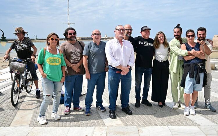 El director de La Fura y participantes gaditanos del espectáculo, horas antes del estreno / FOTO: Eulogio García