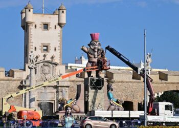 Montaje del monumento efímero junto a los patronos / FOTO: Eulogio García