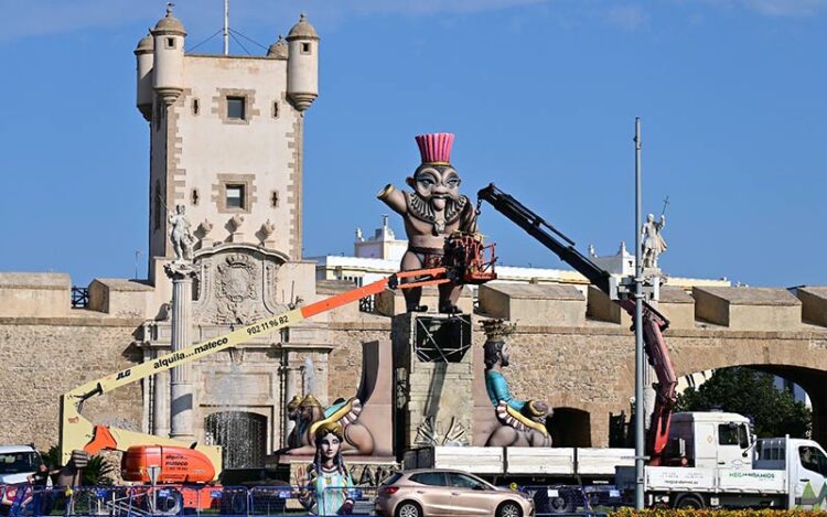 Montaje del monumento efímero junto a los patronos / FOTO: Eulogio García