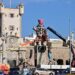 Montaje del monumento efímero junto a los patronos / FOTO: Eulogio García