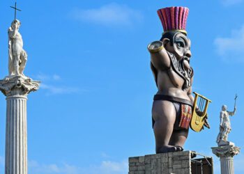 Durante el montaje del monumento principal en Puerta de Tierra / FOTO: Eulogio García