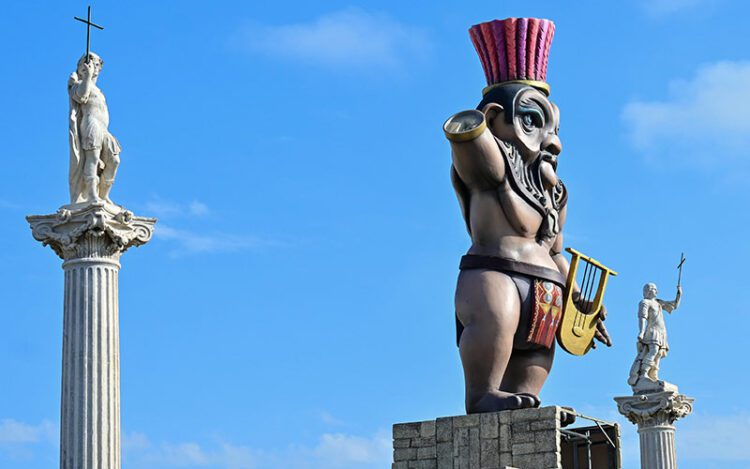 Durante el montaje del monumento principal en Puerta de Tierra / FOTO: Eulogio García