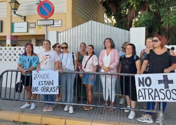 Protesta a las puertas del colegio / FOTO: Ayto.