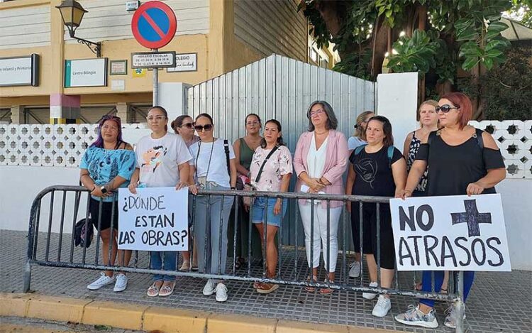 Protesta a las puertas del colegio / FOTO: Ayto.