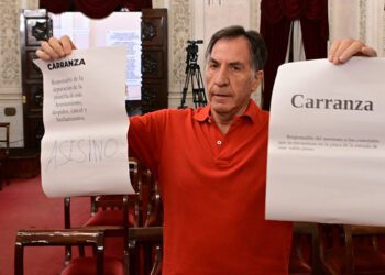 Protesta contra el nombre franquista de Carranza en un pasado pleno / FOTO: Eulogio García