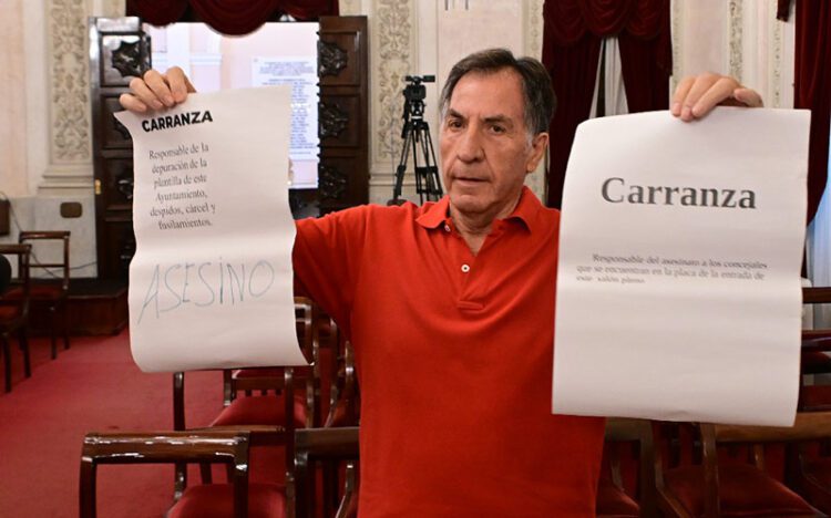 Protesta contra el nombre franquista de Carranza en un pasado pleno / FOTO: Eulogio García