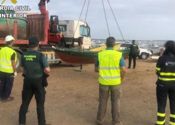 Durante la retirada de una de las embarcaciones / FOTO: Guardia Civil