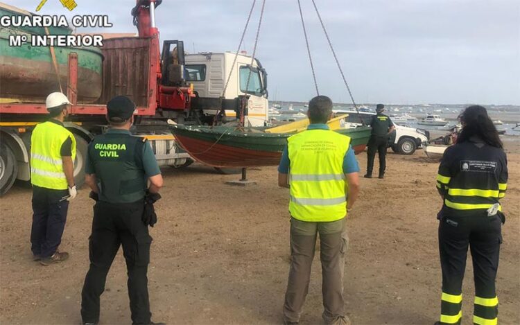 Durante la retirada de una de las embarcaciones / FOTO: Guardia Civil