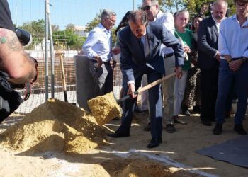 El alcalde participando en el simbólico acto / FOTO: Ayto.