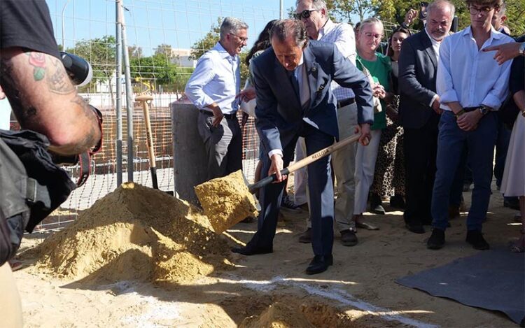 El alcalde participando en el simbólico acto / FOTO: Ayto.