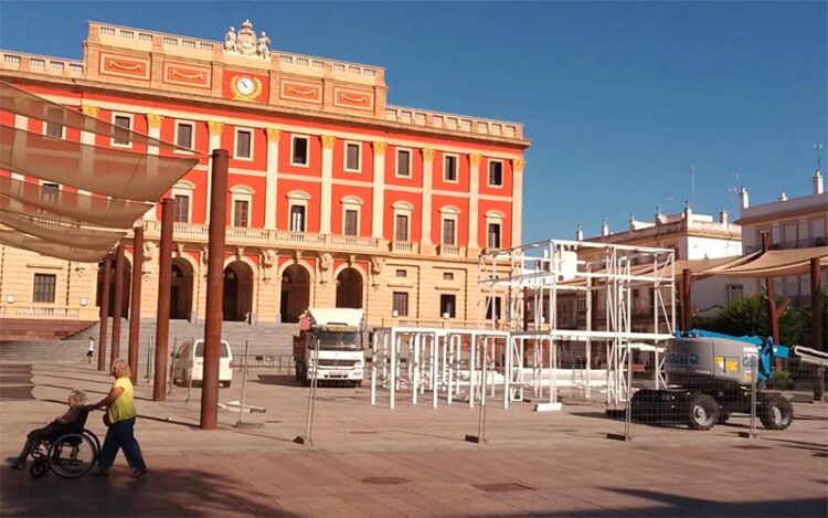 El futuro pabellón temporal ya toma el centro de la plaza / FOTO: DBC