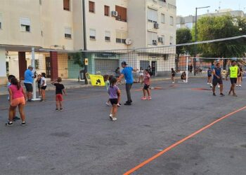 Jugando al Street Voley en plena avenida del Río / FOTO: Ayto.