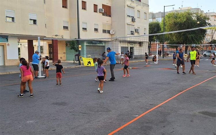 Jugando al Street Voley en plena avenida del Río / FOTO: Ayto.