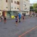 Jugando al Street Voley en plena avenida del Río / FOTO: Ayto.