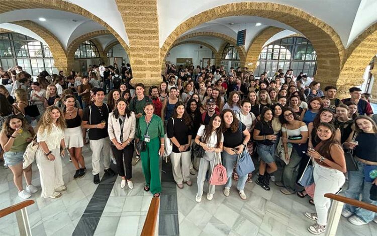 Convivencia en la Facultad tras el acto formal de bienvenida / FOTO: UCA