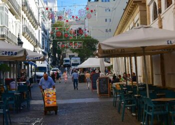 Iluminación ya colocada en los alrededores del mercado / FOTO: Eulogio García