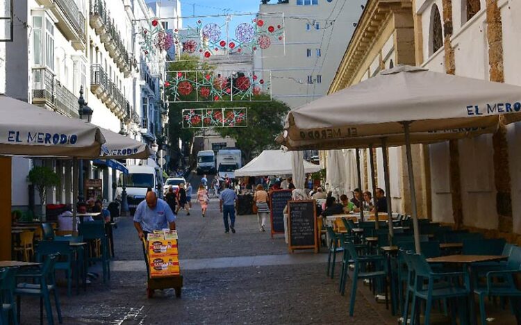 Iluminación ya colocada en los alrededores del mercado / FOTO: Eulogio García