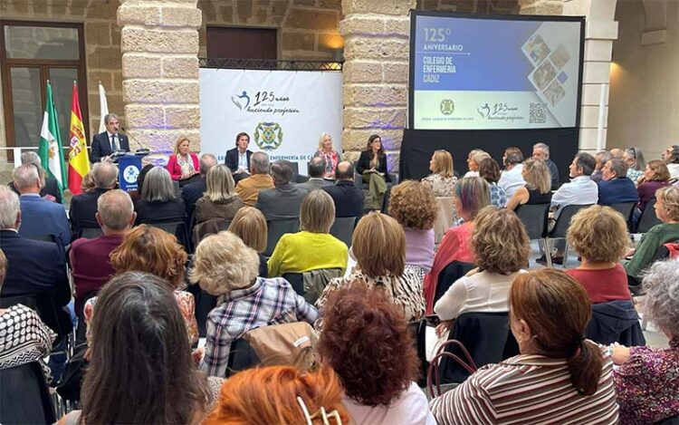 Presentando la programación en un acto en la Casa de Iberoamérica / FOTO: Colegio de Enfermería