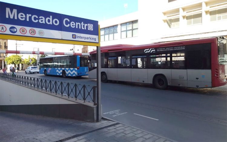 Distintos modelos de buses conviviendo en el servicio / FOTO: DBC