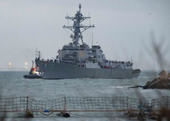 Maniobras de atraque del USS Oscar Austin / FOTO: @USNavyEurope