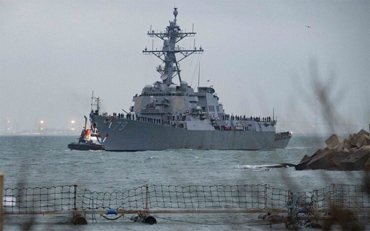 Maniobras de atraque del USS Oscar Austin / FOTO: @USNavyEurope