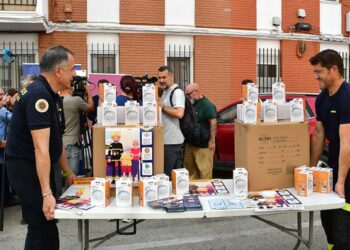 Un momento de la presentación de la campaña en plena calle en Loreto / FOTO: Eulogio García