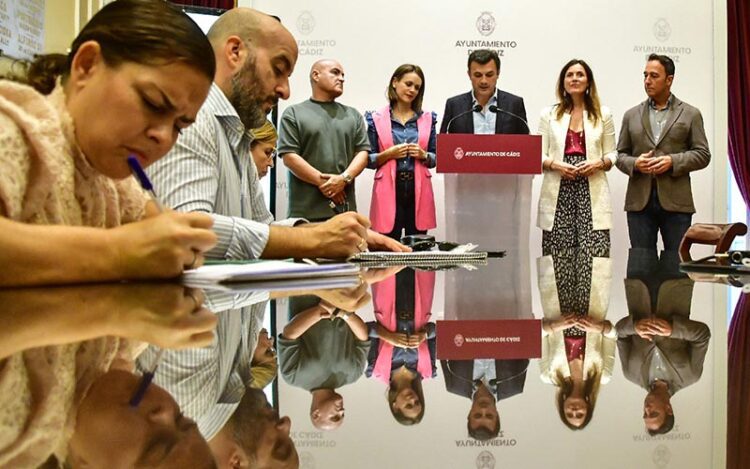 El alcalde y parte de su Gobierno en una reciente rueda de prensa / FOTO: Eulogio García