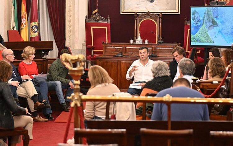 El alcalde presidiendo la reunión / FOTO: Ayto.