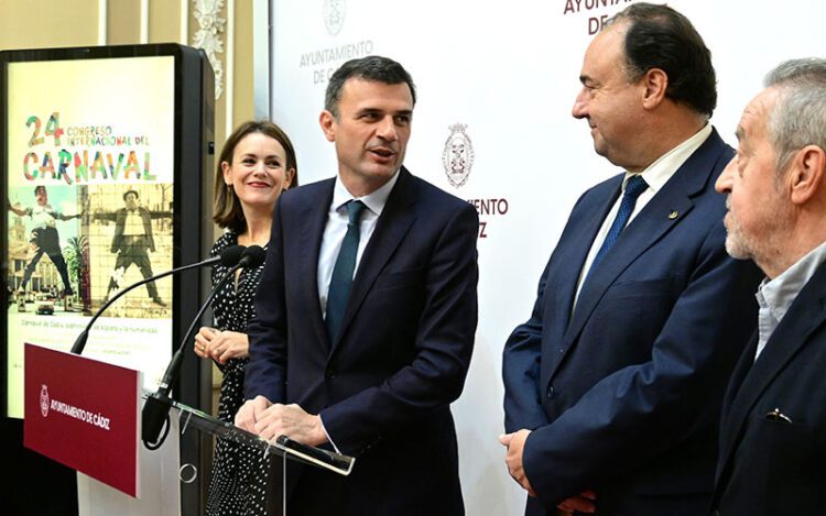 Presentando las líneas generales del congreso / FOTO: Eulogio García