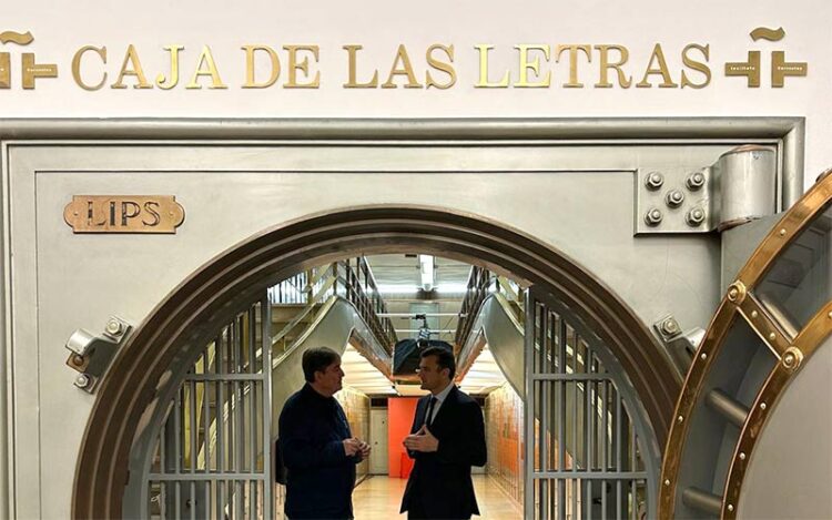 García Montero enseña al alcalde las instalaciones del Instituto Cervantes / FOTO: Ayto.