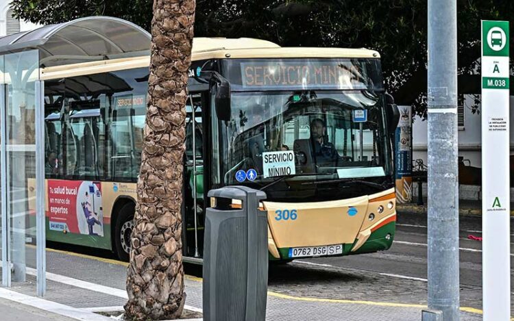 Bus urbano en Cádiz en servicios mínimos / FOTO: Eulogio García