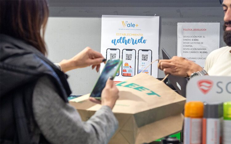 Comprando en una tienda adherida a la campaña en 2023 / FOTO: Diputación