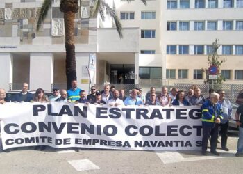 Concentrados a las puertas de la Delegación de Hacienda de la capital gaditana / FOTO: CSIF