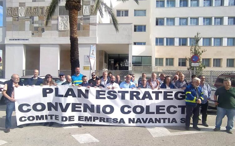 Concentrados a las puertas de la Delegación de Hacienda de la capital gaditana / FOTO: CSIF