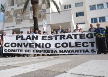 Concentrados a las puertas de la Delegación de Hacienda de la capital gaditana / FOTO: Eulogio García