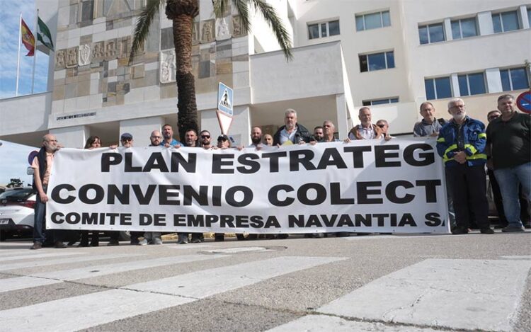 Concentrados a las puertas de la Delegación de Hacienda de la capital gaditana / FOTO: Eulogio García