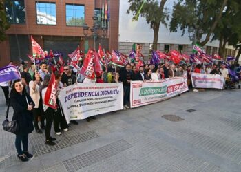 Concentrados ante la sede de la Junta en Cádiz / FOTO: Eulogio García