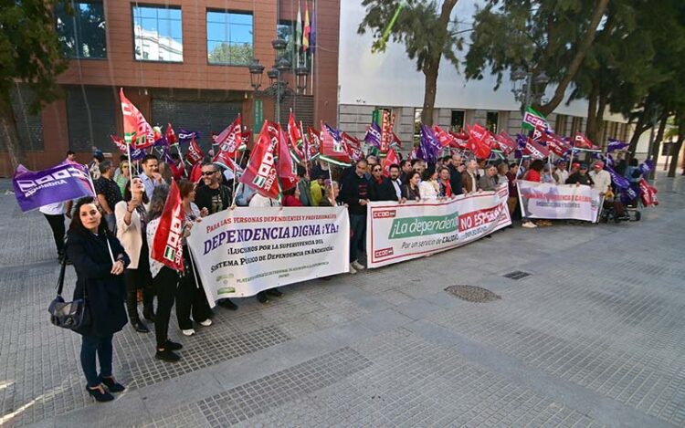 Concentrados ante la sede de la Junta en Cádiz / FOTO: Eulogio García