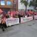 Concentrados ante la sede de la Junta en Cádiz / FOTO: Eulogio García