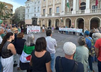 Un momento de la concentración a las puertas del Ayuntamiento / FOTO: Apdha