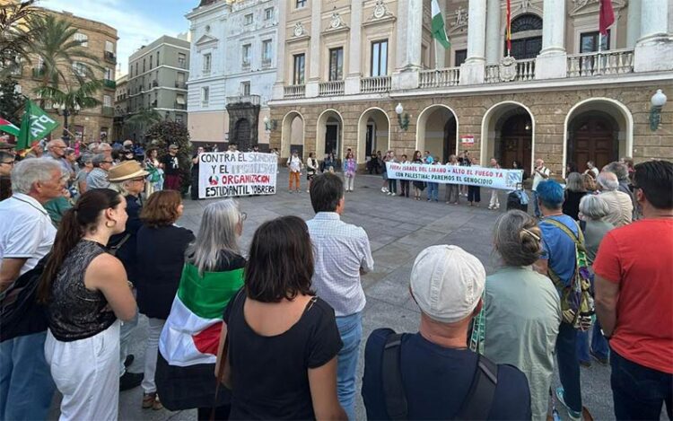 Un momento de la concentración a las puertas del Ayuntamiento / FOTO: Apdha