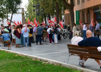 Concentrados en la plaza de España / FOTO: Eulogio García