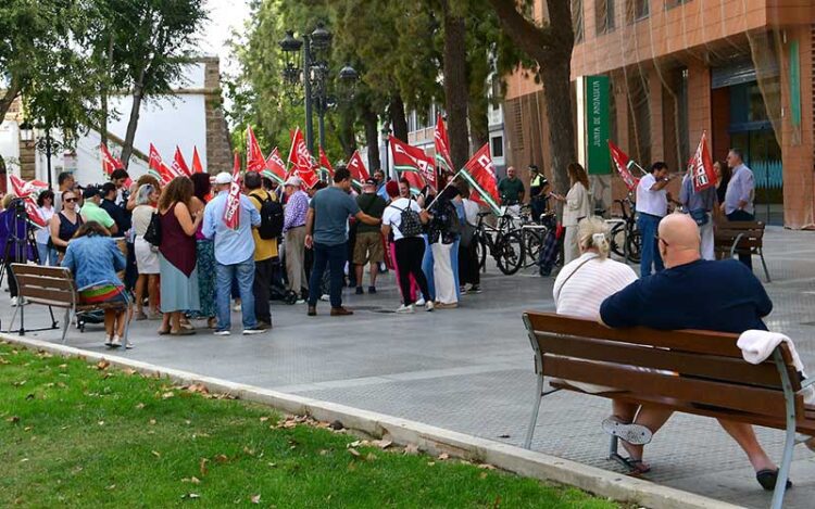 Concentrados en la plaza de España / FOTO: Eulogio García