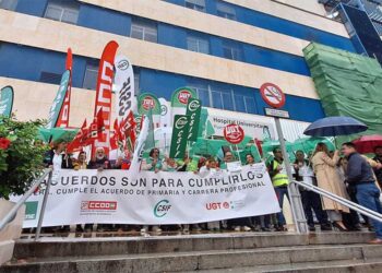 Concentración a las puertas del Puerta del Mar / FOTO: CSIF