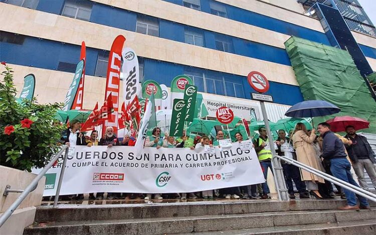 Concentración a las puertas del Puerta del Mar / FOTO: CSIF