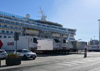 Contenedores frigoríficos a la espera en el Muelle Ciudad / FOTO: Eulogio García