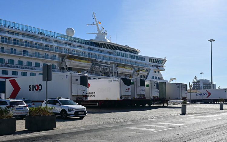 Contenedores frigoríficos a la espera en el Muelle Ciudad / FOTO: Eulogio García