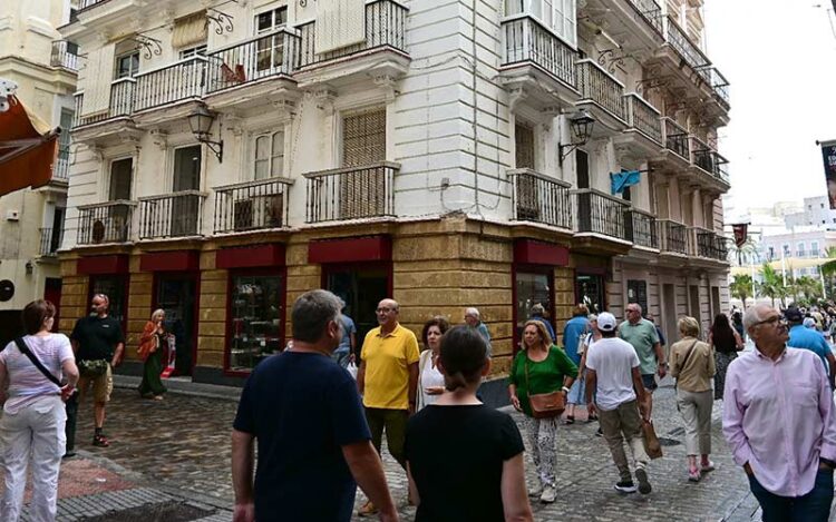 Un negocio histórico como la confitería El Pópulo también amenazada por el turismo / FOTO: Eulogio García